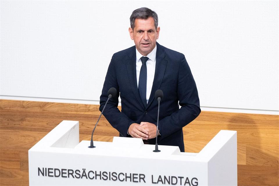 Regierungschef Lies sieht in den Verfassungstreue-Checks kein neues Vorgehen.Julian Stratenschulte/dpa