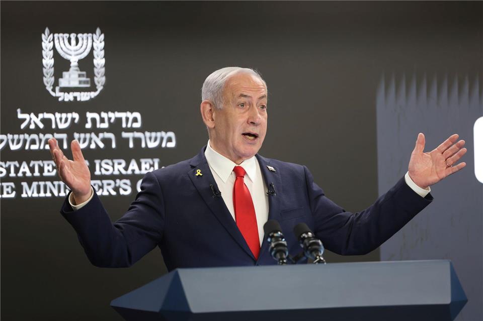 Regierungschef Netanjahu drängt vor Medienvertretern auf Tempo bei der geplanten Einnahme der Stadt Gaza. Abir Sultan/Pool EPA/AP/dpa