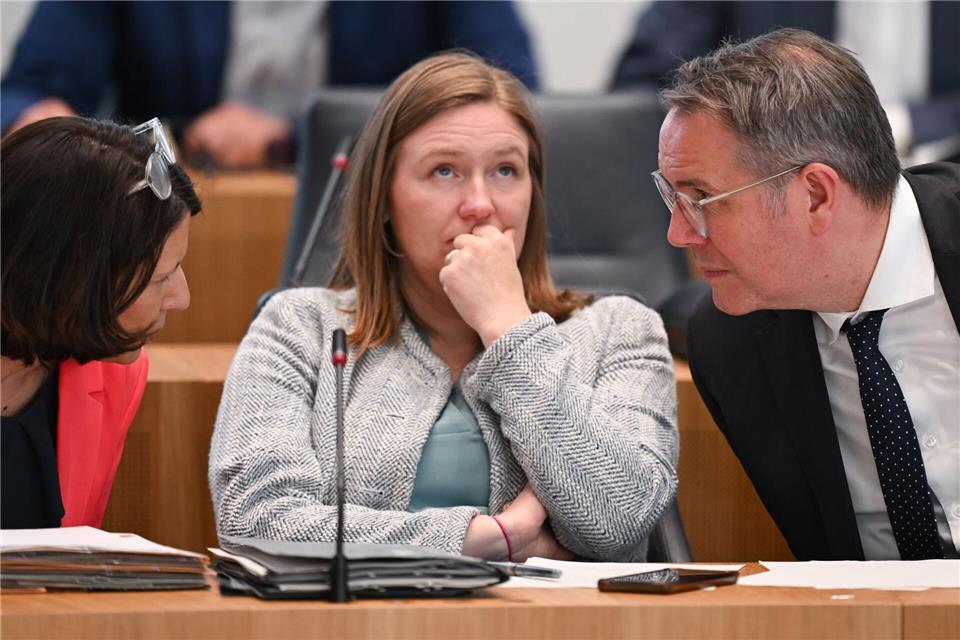 Regierungschef Schweitzer von der SPD wird gemeinsam mit den Ministerinnen Binz von den Grünen (Mitte) und Schmitt von der FDP auf die Legislatur zurückblicken. (Archivfoto)Arne Dedert/dpa