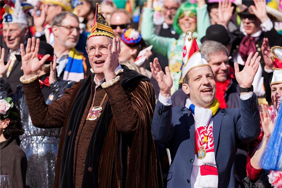 Regierungschef neben OB: Auch Alexander Schweitzer (links, SPD) und Nino Haase (parteilos) feierten mit. Andreas Arnold/dpa