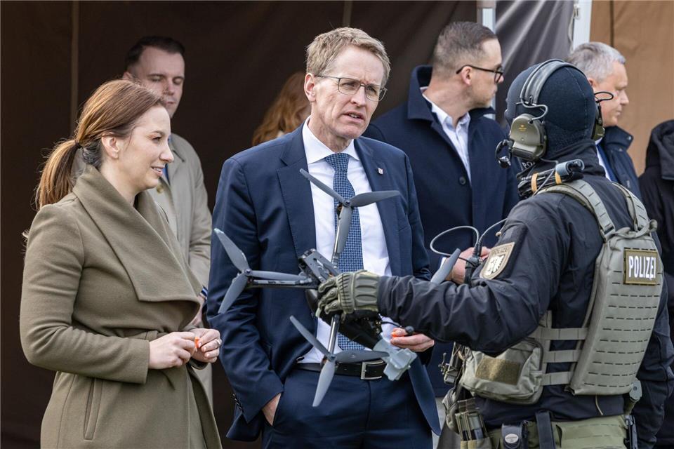 Regierungschef und Innenministerin lassen sich neue Entwicklungen bei der Drohnenabwehr erklären.Ulrich Perrey/dpa