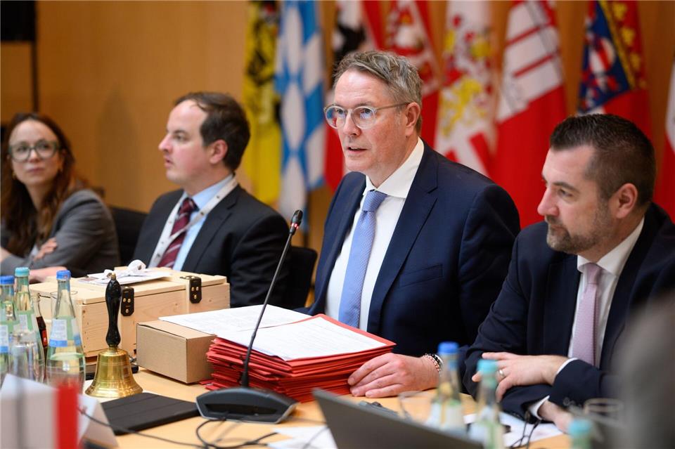 Regierungschefinnen und Regierungschefs ringen mit dem Bund um mehr Unterstützung für die Länder. Bernd von Jutrczenka/dpa