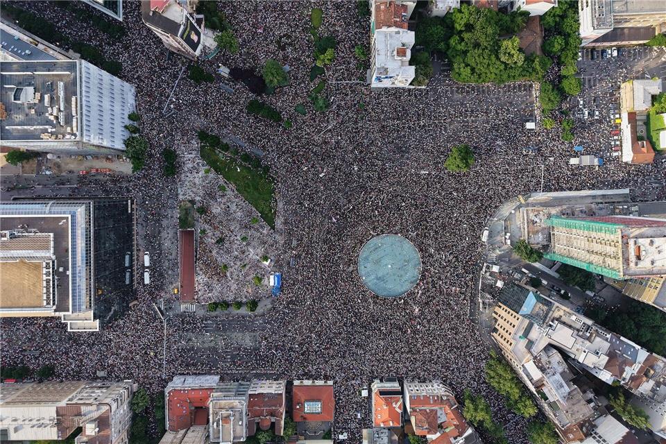 Regierungsgegner nehmen in Belgrad an einer Kundgebung teil, die von protestierenden serbischen Universitätsstudenten angeführt wird. Sie fordern größere politische Veränderungen in dem von Präsident Vucic geführten Balkanstaat.Armin Durgut/AP/dpa