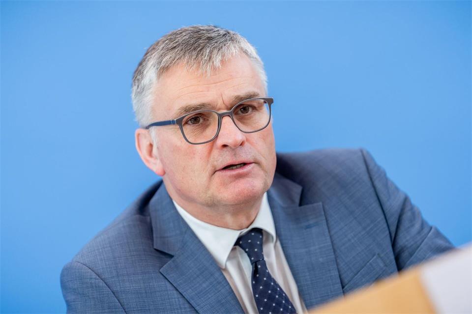 Regierungssprecher Kornelius sieht keinen akuten Handlungsbedarf wegen der Wohnungsenteignungspläne in Berlin. (Archivbild)Michael Kappeler/dpa