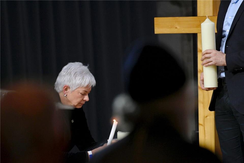 Regina Dolores Stieler-Hinz, Bürgermeisterin der Stadt Magdeburg, trägt in der Johanniskirche eine Kerze beim Gedenkgottesdienst. Klaus-Dietmar Gabbert/dpa