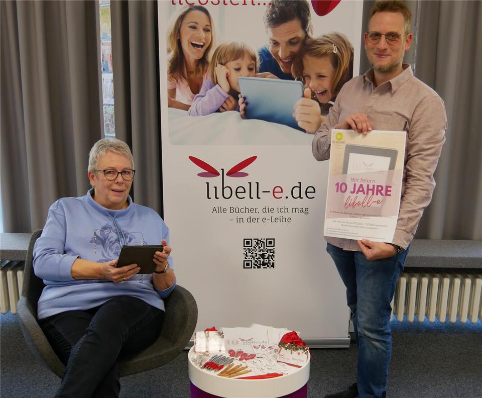 Regine Muranko und Christian Niß feiern zehn Jahre Onleihe in der Bücherei St. Heinrich Reken.