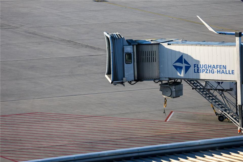 Regionale Wirtschaft könnte künftig Flugverbindungen an den Flughäfen Leipzig/Halle und Dresden mittragen. (Archivbild) Jan Woitas/dpa