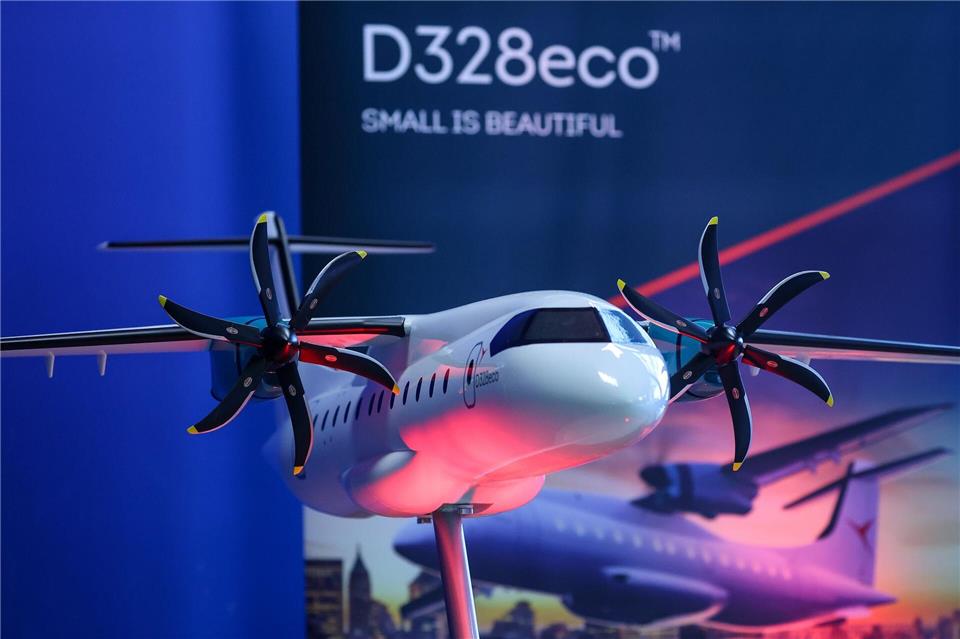 Regionalflugzeuge gelten auf kurzen Strecken als deutlich treibstoffsparender als große Jets (Archivbild) Jan Woitas/dpa