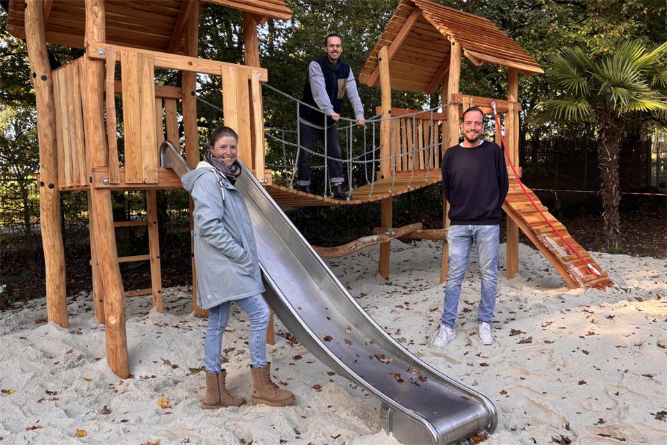Regionalmanagerin Andrea Große-Heidermann (von links) und die Geschäftsführer der Erlebniswelt Fußball Jannik Wegner und Steffen Kölnberger auf dem neuen Spielplatz Erlebniswelt vor der Gastronomie „Auszeit“.