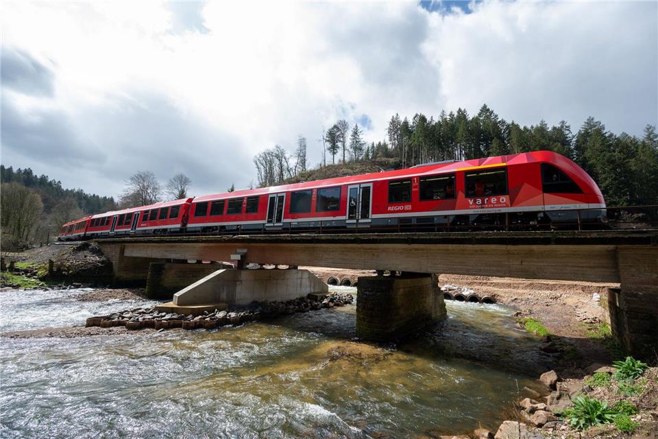 Regionalzüge sind ein weiterer unverzichtbarer Bestandteil des ÖPNV-Angebots. (Archivfoto)Harald Tittel/dpa