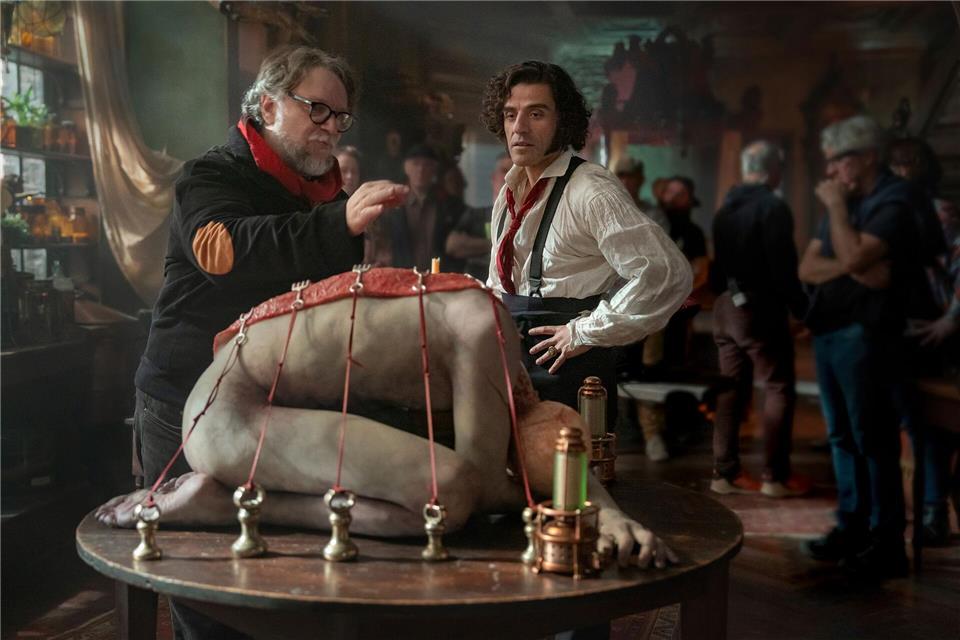 Regisseur Guillermo del Toro und Frankenstein-Darsteller Oscar Isaac in einer Filmszene. Ken Woroner/Netflix via AP/dpa