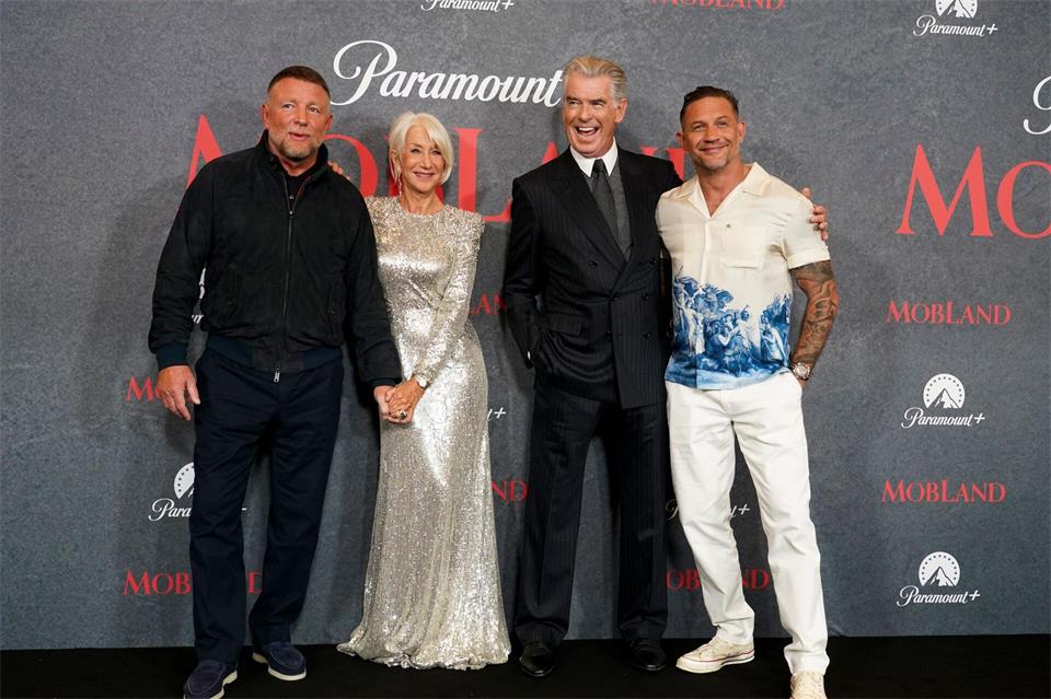 Regisseur Guy Ritchie mit den „Mobland“-Stars: Helen Mirren, Pierce Brosnan und Tom HardyAlberto Pezzali/Invision/AP/dpa