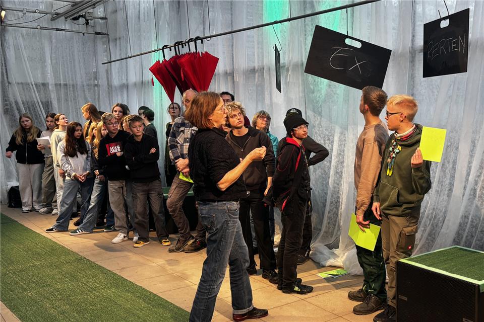 Regisseurin Anne Zühlke gibt bei der Generalprobe letzte Anweisungen.