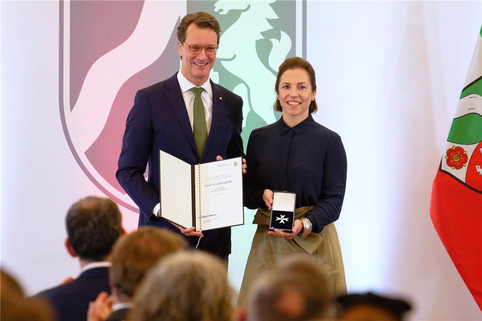Regisseurin und Autorin Hana Geißendörfer nahm die Auszeichnung für ihren Vater H. W. Geißendörfer entgegen.Henning Kaiser/dpa