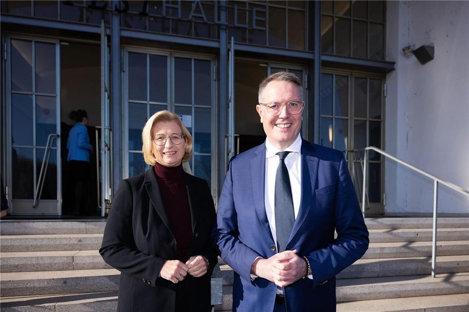 Rehlinger (l) und Schweitzer fordern eine schnelle Entlastung hochverschuldeter Kommunen in ihren Bundesländern.Laszlo Pinter/dpa/Laszlo Pinter