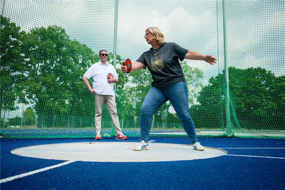 Rehlinger (r) und Schweitzer maßen sich schon im Sport - essen sie bald auch einen Saumagen? (Archivbild)Oliver Dietze/Staatskanzlei des Saarlandes/dpa