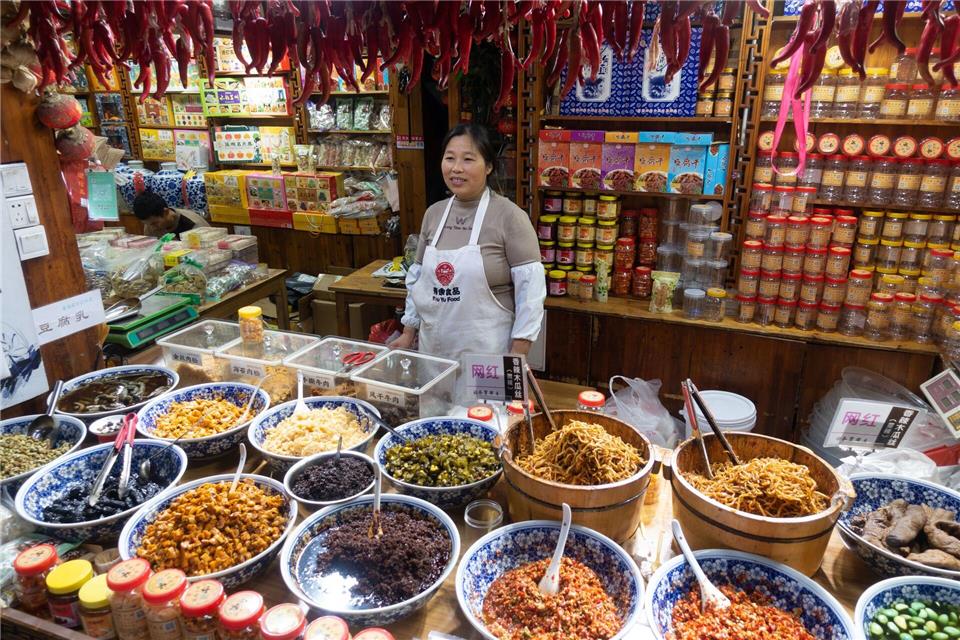 Reichlich Essen im Angebot: gut bestückter Laden im Wasserdorf Luzhi.Andreas Drouve/dpa-tmn