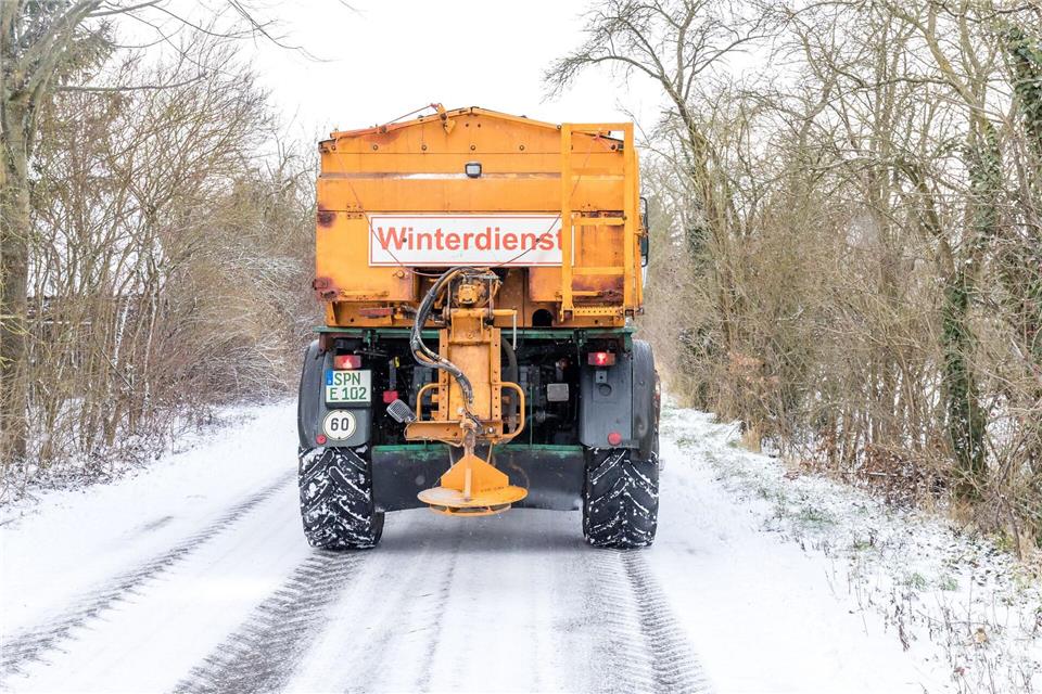 Reichlich Neuschnee, starker Wind und Glätte - für Freitag müssen sich die Winterdienste laut DWD auf viele Einsätze einstellen. (Archivbild)Frank Hammerschmidt/dpa