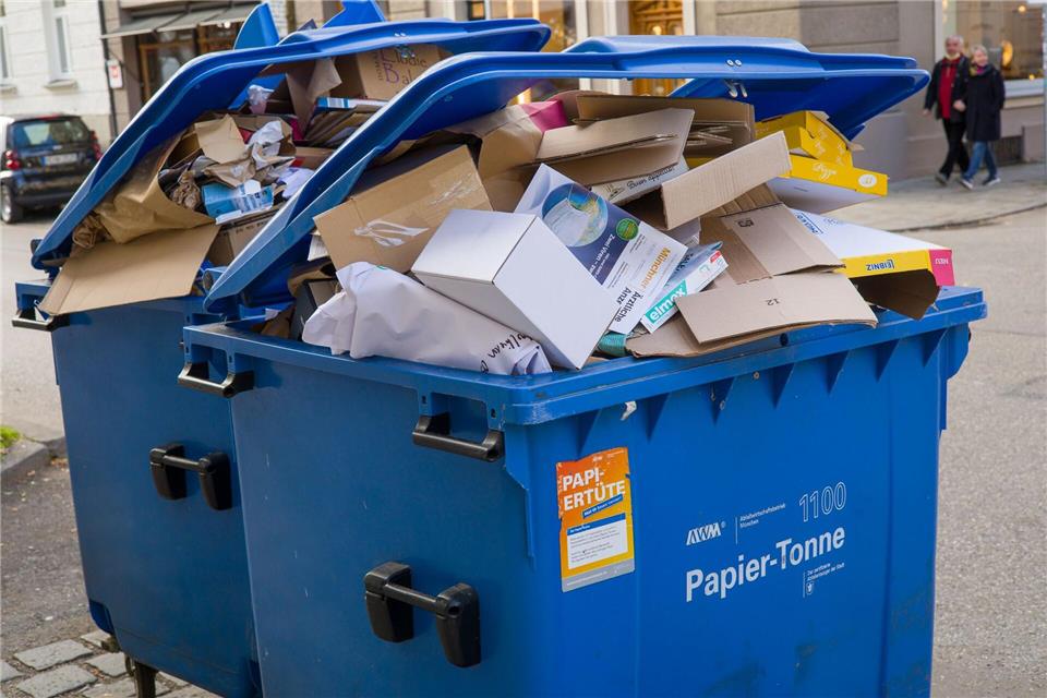 Reichlich Papier und Pappe zur Abholung.Peter Kneffel/dpa