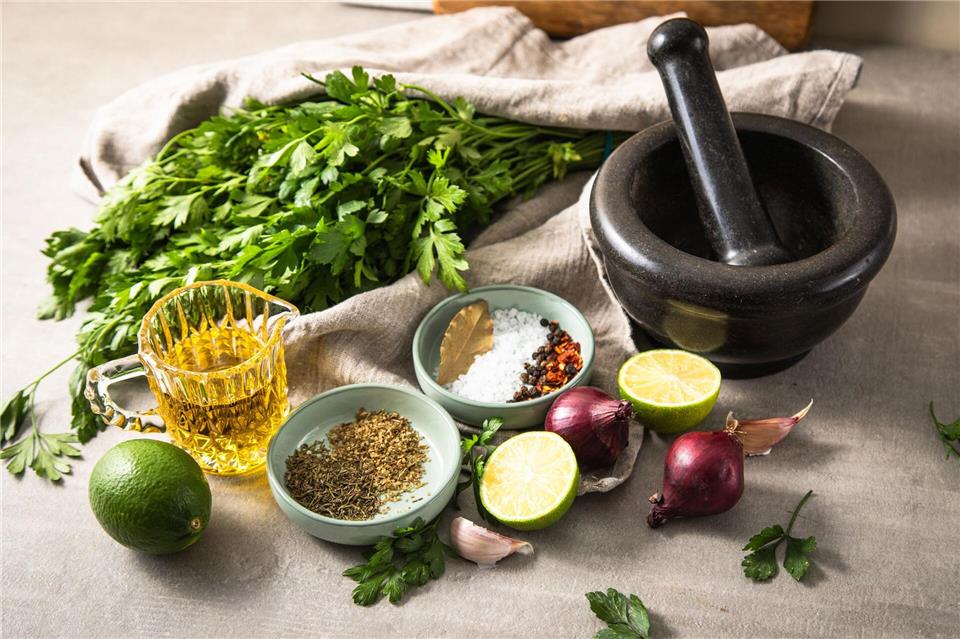 Reichlich glatte Petersilie ist die Basis von Chimichurri. Hinzu kommen Aromen etwa von Knoblauch, roter Zwiebel, Limette, Olivenöl, Chiliflocken, schwarzem Pfeffer, Meersalz, getrocknetem Oregano und Thymian, oder einem Lorbeerblatt.Christin Klose/dpa-tmn