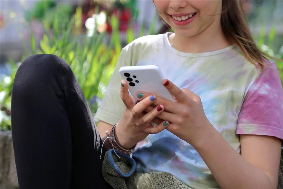 Reif fürs erste Handy? Der Wechsel zur weiterführenden Schule ist ein guter Anlass – aber kein Muss.Mascha Brichta/dpa-tmn