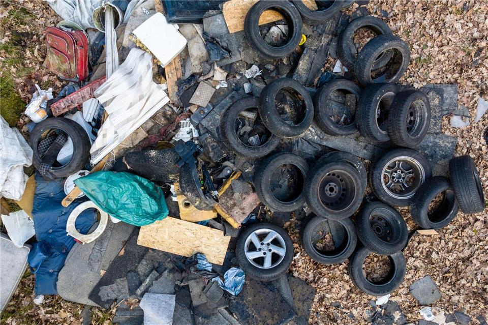 Reifen, Möbel und Bauschutt gehören zu den Abfällen, die häufig illegal in der Landschaft entsorgt werden (Archivbild) Philipp Schulze/dpa