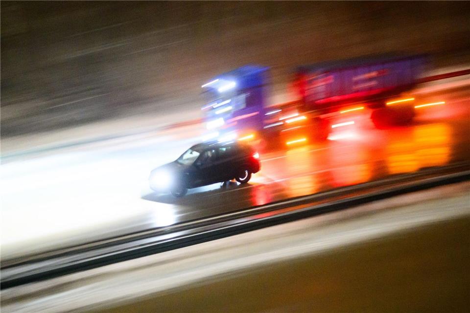 Reifenplatzer? Festhalten, Spur halten, sanft bremsen. Der Automobil-Club Verkehr erklärt, wie man die Situation meistert – bevor es richtig gefährlich wird.picture alliance/dpa