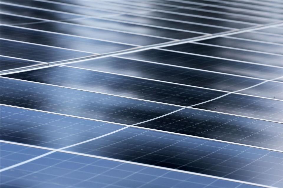 Reihen von Photovoltaik-Modulen in einem Solarpark in Deutschland. (Symbolbild)Bernd Wüstneck/dpa