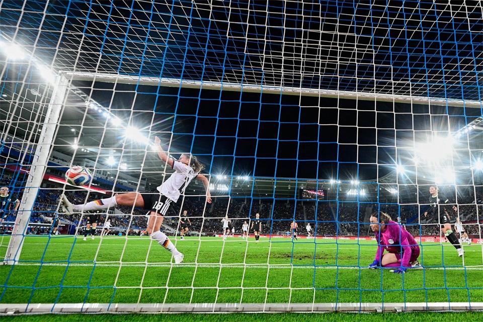 Rein damit: Melissa Kössler traf doppelt gegen die Matildas.Sebastian Christoph Gollnow/dpa