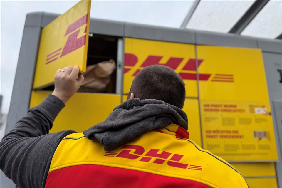 Rein in den Automaten, damit der Empfänger die Sendung später abholt: ein DHL-Paketbote bei der Abgabe von Sendungen an einer DHL-Packstation.Wolf von Dewitz/dpa-Zentralbild/dpa