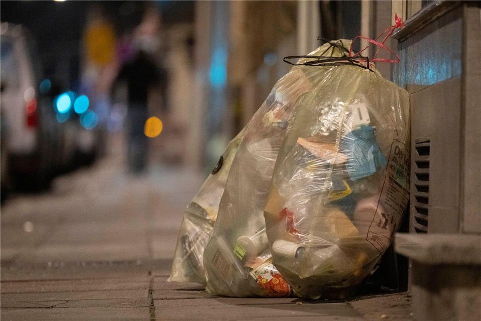 Rein in den Gelben Sack, damit der Müll später recycelt werden kann: Plastikmüll an einer Straße in Deutschland.Marjian Murat/dpa