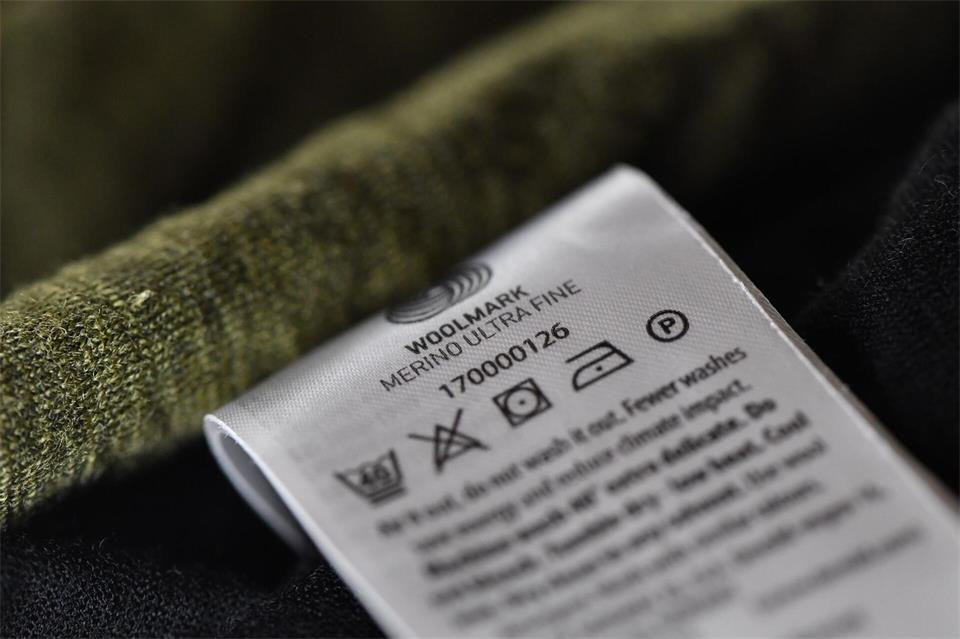 Reine Wolle oder Mischgewebe? Wer ein Merino-Funktionsshirt kaufen will, checkt am besten das Etikett. Franziska Gabbert/dpa-tmn