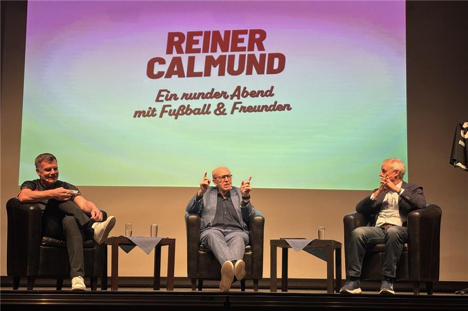 Reiner Calmund (Mitte) hatte noch Thomas Helmer (l.) als Moderator und Olaf Thon als „Überraschungsgast“ im Gepäck.