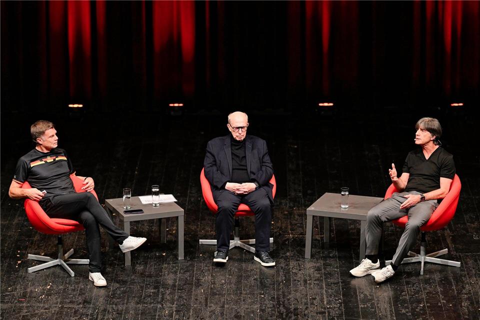 Reiner Calmund erinnerte bei seinem Bühnenprogramm an große Spiele aus der Vergangenheit.Uwe Anspach/dpa