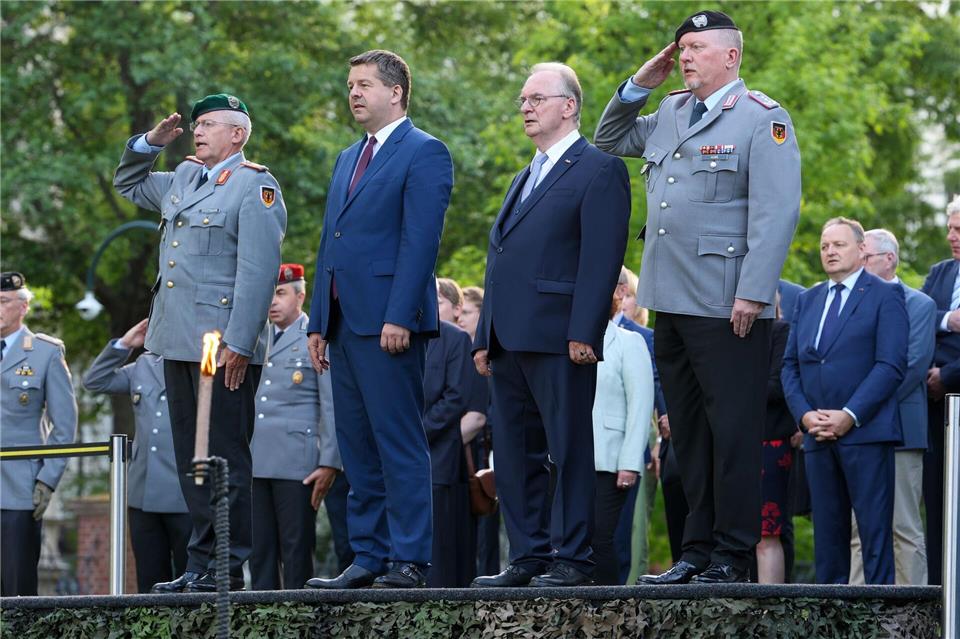 Reiner Haseloff (CDU, 2. von rechts) war von 2011 bis 2026 Ministerpräsident von Sachsen-Anhalt. Seit Januar ist Sven Schulze (CDU, 2. von links) Regierungschef.Peter Gercke/dpa