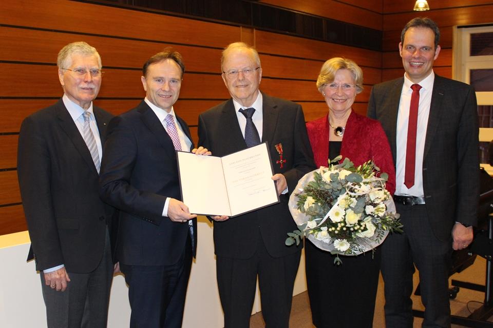 Reinhard Kipp (mitte) ist von Landrat Dr. Kai Zwicker (2. v. li.) das Verdienstkreuz überreicht worden. Udo Rößing (links), Helga Kipp und Bürgermeister Andreas Grotendorst gratulierten.