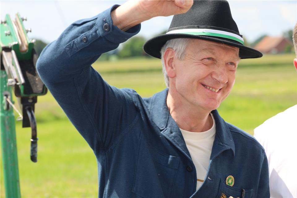Reinhold Brokamp ist neuer Schützenkönig des Schützenvereins Hovesath. Mit dem 210. Schuss holte der Vogel von der Stange.