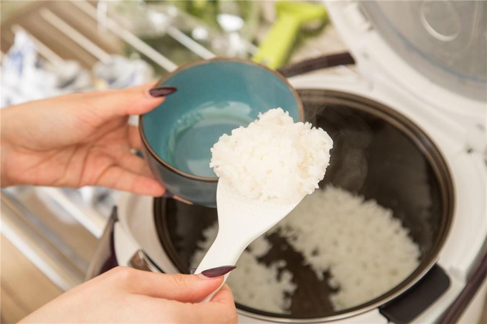 Reis von gestern? Nicht automatisch giftig – aber die Kühlung entscheidet. Wer Reste schnell kaltstellt, senkt das Risiko fürs „Fried Rice Syndrom“.picture alliance/dpa/dpa-tmn