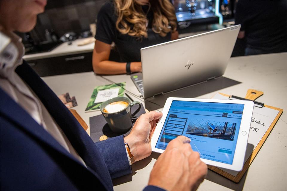 Reisebüros haben sich in Zeiten der zunehmenden Digitalisierung bislang durchaus standhaft gezeigt - halten sie auch der KI stand?Zacharie Scheurer/dpa-tmn