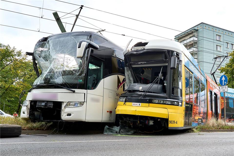 Reisebus und Straßenbahn wurden bei dem Unfall zerstört. Michael Ukas/dpa