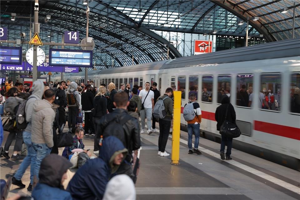 Reisende am Berliner Hauptbahnhof warten auf einen Zug nach Amsterdam.