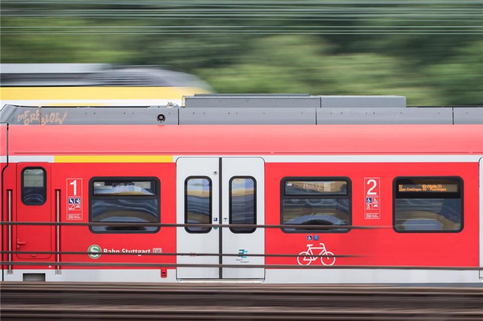Reisende brauchen am Morgen Geduld. (Symbolbild)Sebastian Gollnow/dpa