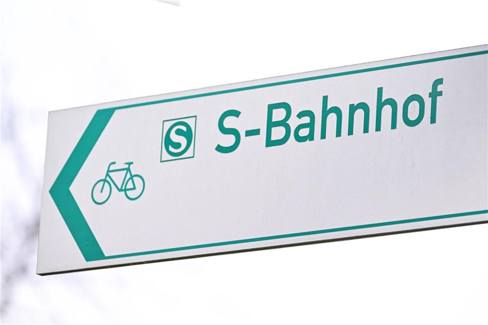 Reisende im S-Bahn-Verkehr brauchen Geduld. (Symbolbild)Bernd Weißbrod/dpa