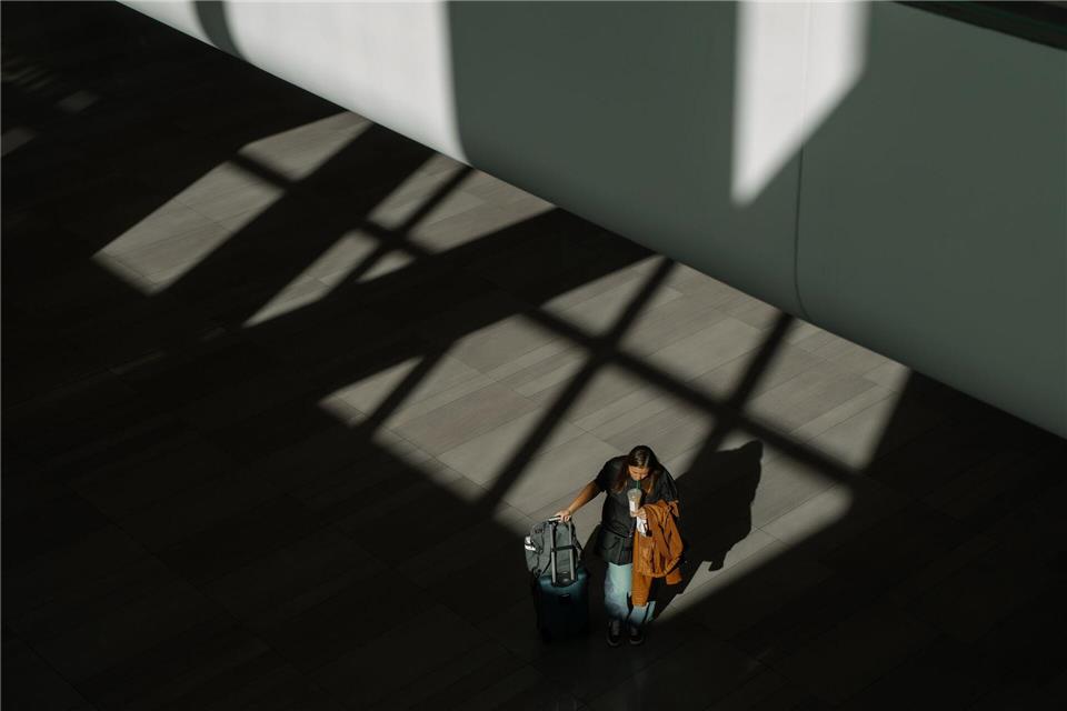 Reisende kommen zu dem LaGuardia International Airport in New York. Die US-Luftfahrtbehörde reduziert den Verkehr an rund 40 Flughäfen, um überlastete Fluglotsen zu entlasten.Olga Fedorova/AP/dpa