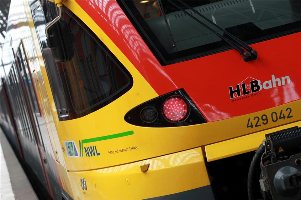 Bauarbeiten: Nicht alle Züge des RE98 fahren  Reisende müssen auf Busse umsteigen. (Symbolbild)Roland Holschneider/dpa