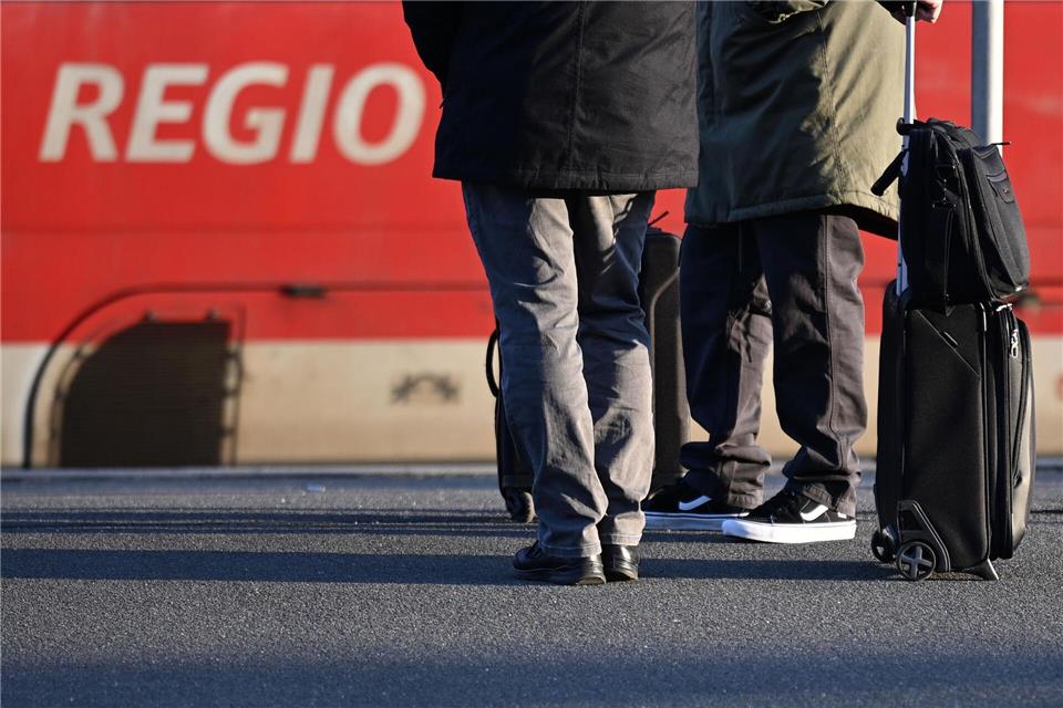 Reisende müssen heute Abend mit Einschränkungen auf zwei Linien zum Flughafen rechnen. (Symbolbild)Shireen Broszies/dpa