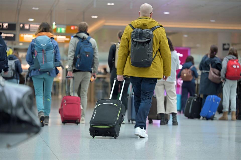 Reisende müssen mögliche Verspätungen und Störungen bei Bahnfahrten bei der Auswahl der Zugverbindung einkalkulieren, urteilte das Gericht. (Symbolbild)Malin Wunderlich/dpa