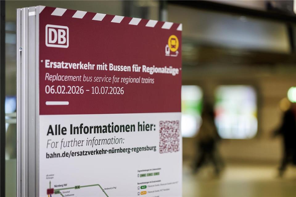 Reisende müssen sich auf längere Fahrtzeiten gefasst machen.Daniel Karmann/dpa