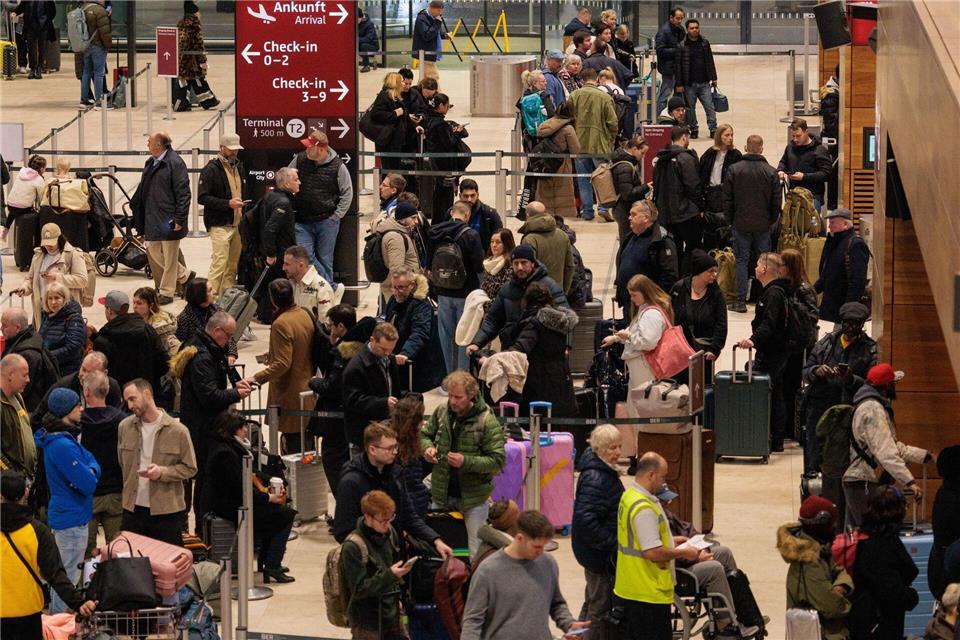 Reisende mussten am Freitagmorgen viel Geduld mitbringen.Carsten Koall/dpa