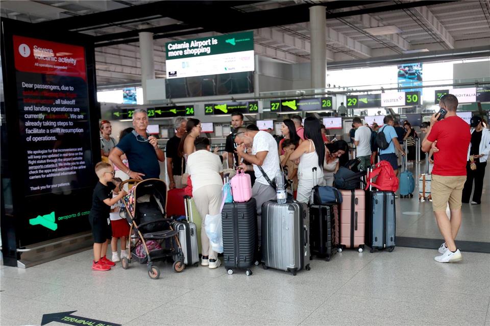Reisende sitzen weiter fest. Davide Anastasi/LaPresse via ZUMA Press/dpa